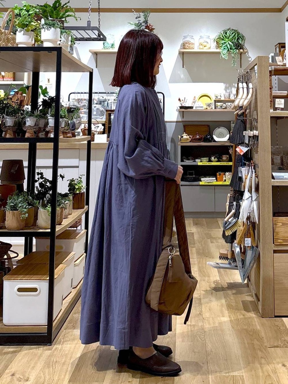 ブラウン系のショルダーバッグ、ブルー系のワンピースを着用したレディースの冬コーディネートの5枚目の写真