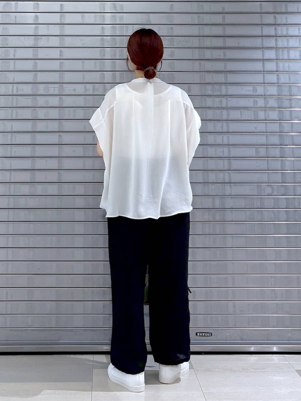 グリーン系のハンドバッグ、ブラック系のその他パンツ、ホワイト系のTシャツ/カットソーを着用したレディースの夏コーディネートの4枚目の写真