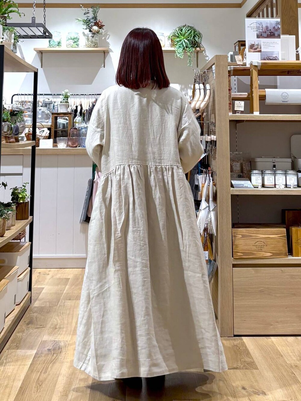 ブラウン系のショルダーバッグ、ブルー系のワンピースを着用したレディースの冬コーディネートの3枚目の写真