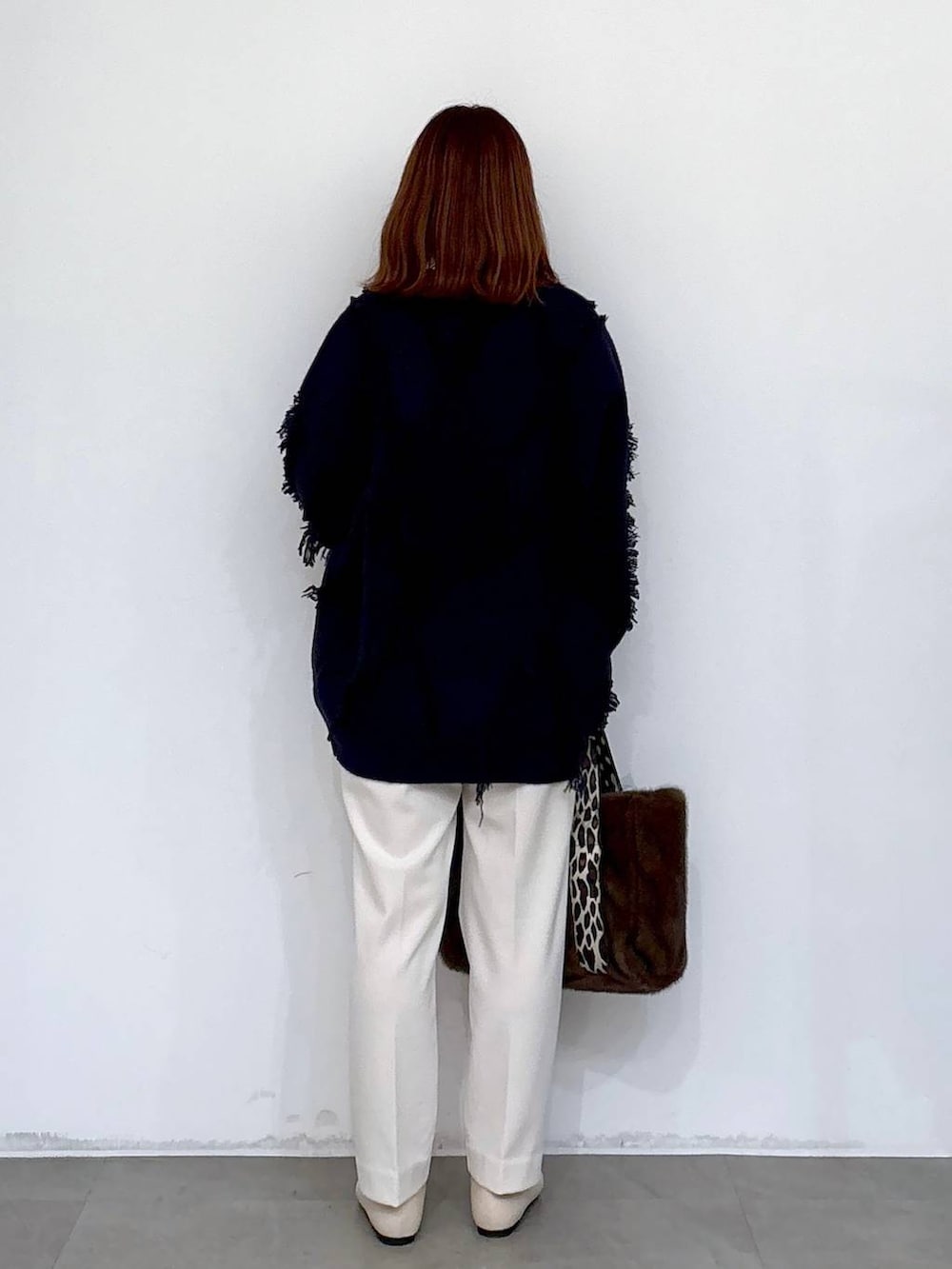 ホワイト系のその他パンツ、ホワイト系のパンプス、ブラウン系のトートバッグを着用したレディースの秋コーディネートの4枚目の写真