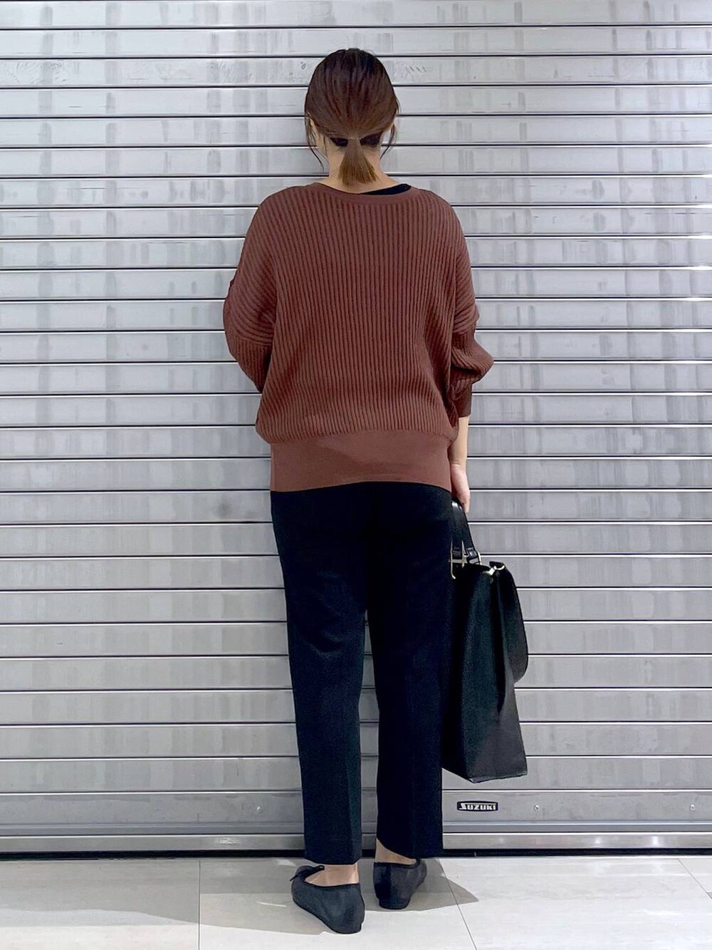 ブラック系のその他パンツ、ブラウン系のカーディガン/ボレロ、ブラック系のパンプスを着用したレディースの秋コーディネートの3枚目の写真