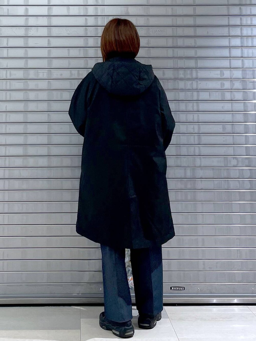 パープル系のニット/セーター、ベージュ系のトートバッグ、ブルー系のデニムパンツを着用したレディースの秋コーディネートの3枚目の写真