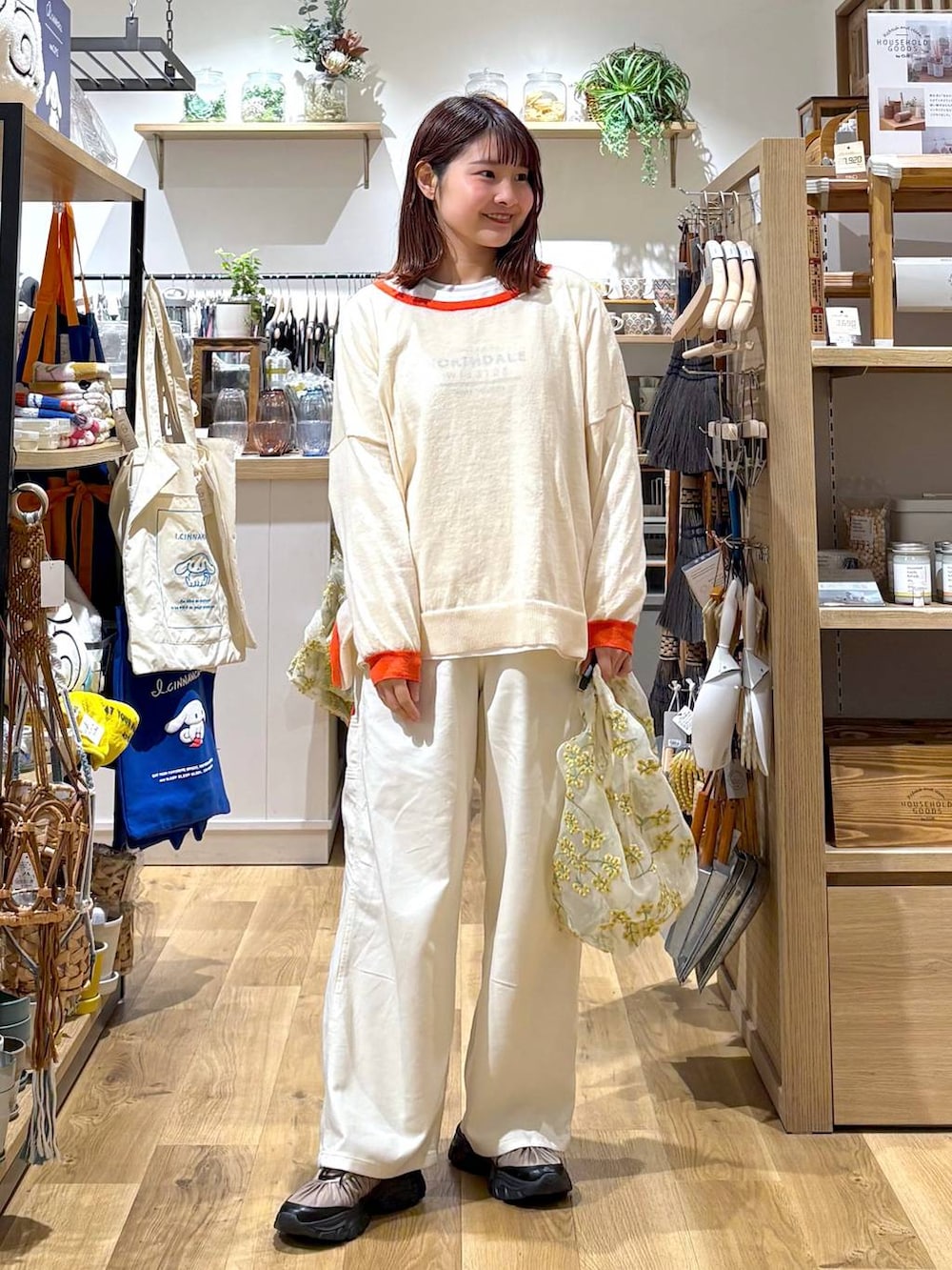 ベージュ系のスニーカー、ホワイト系のその他パンツ、ホワイト系のTシャツ/カットソーを着用したレディースの春コーディネートの4枚目の写真