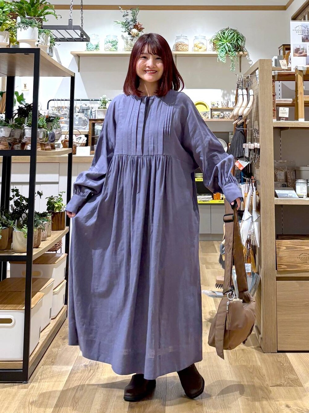 ブラウン系のショルダーバッグ、ブルー系のワンピースを着用したレディースの冬コーディネートの7枚目の写真