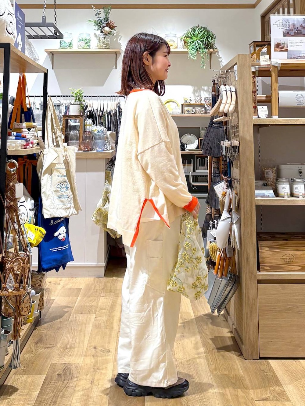 ベージュ系のスニーカー、ホワイト系のその他パンツ、ホワイト系のTシャツ/カットソーを着用したレディースの春コーディネートの2枚目の写真