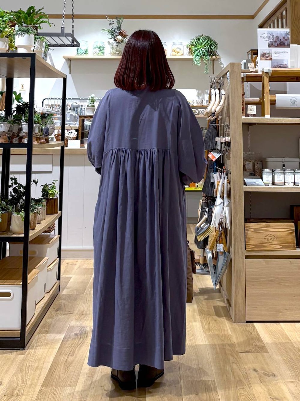 ブラウン系のショルダーバッグ、ブルー系のワンピースを着用したレディースの冬コーディネートの6枚目の写真