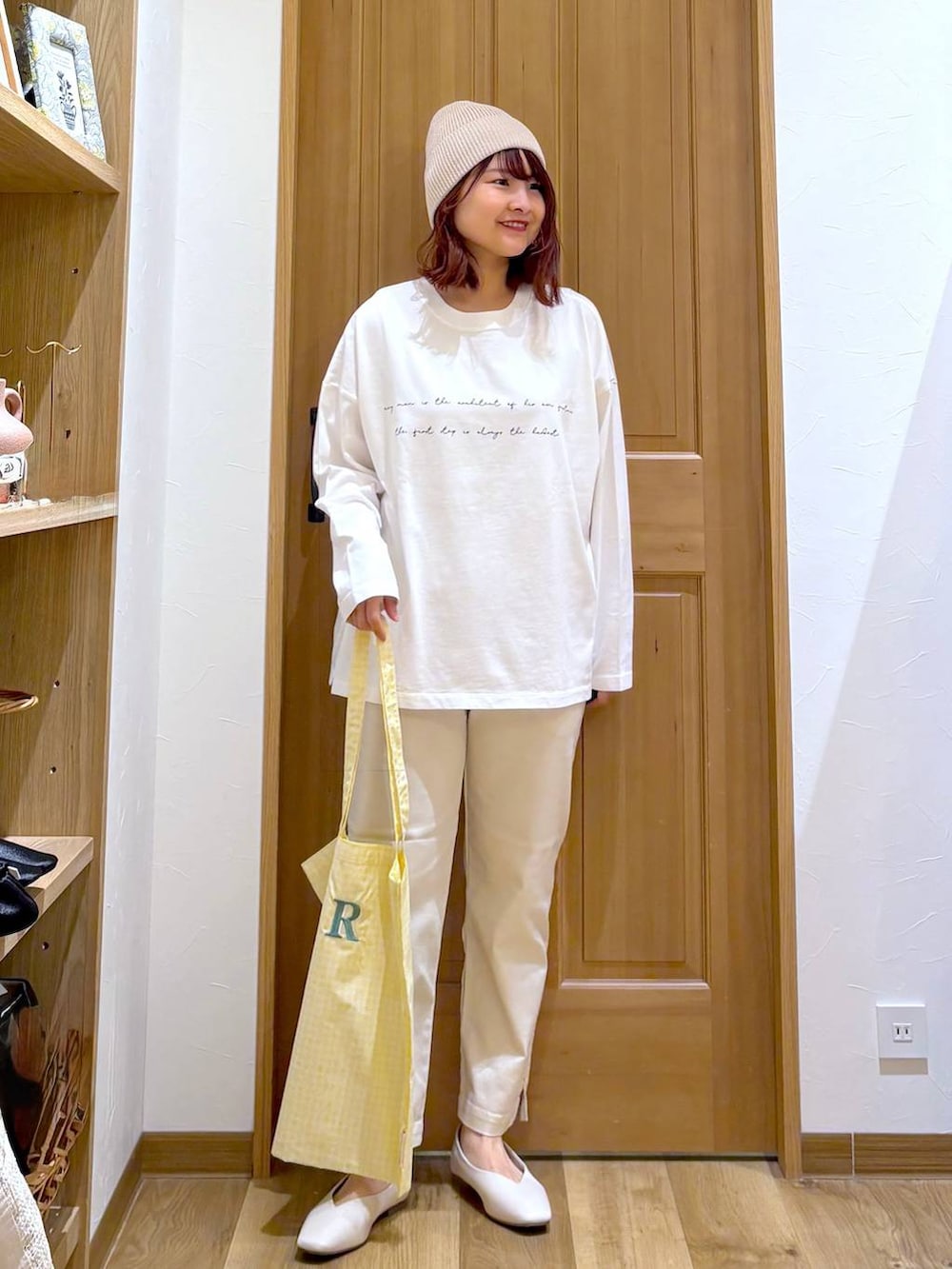 その他のTシャツ/カットソー、ベージュ系のパンプス、ベージュ系のニットキャップ/ビーニーを着用したレディースの春コーディネートの4枚目の写真