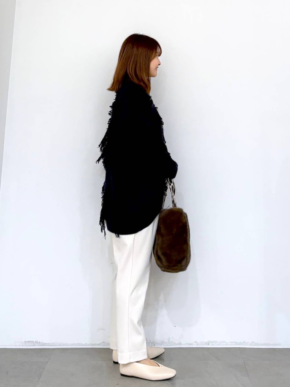 ホワイト系のその他パンツ、ホワイト系のパンプス、ブラウン系のトートバッグを着用したレディースの秋コーディネートの3枚目の写真