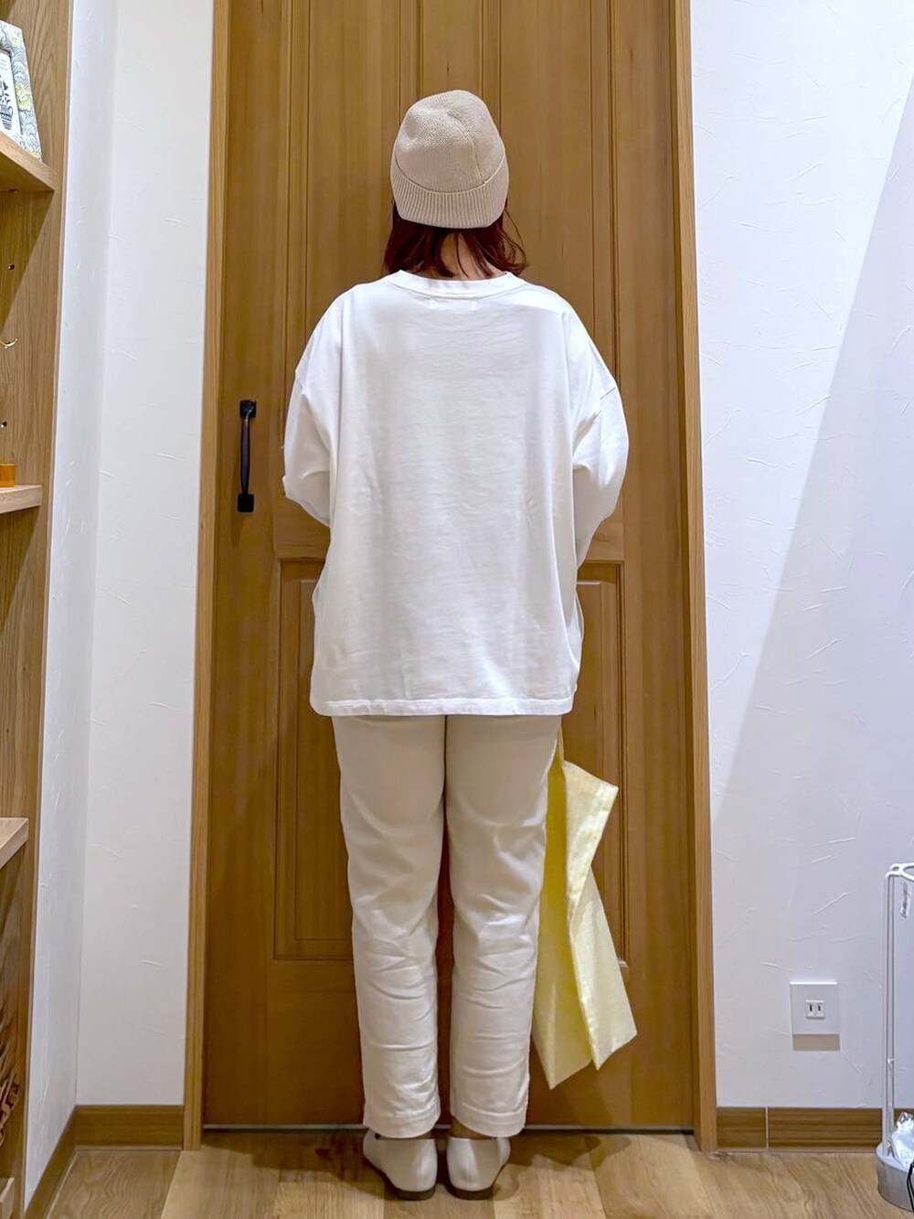 その他のTシャツ/カットソー、ベージュ系のパンプス、ベージュ系のニットキャップ/ビーニーを着用したレディースの春コーディネートの6枚目の写真