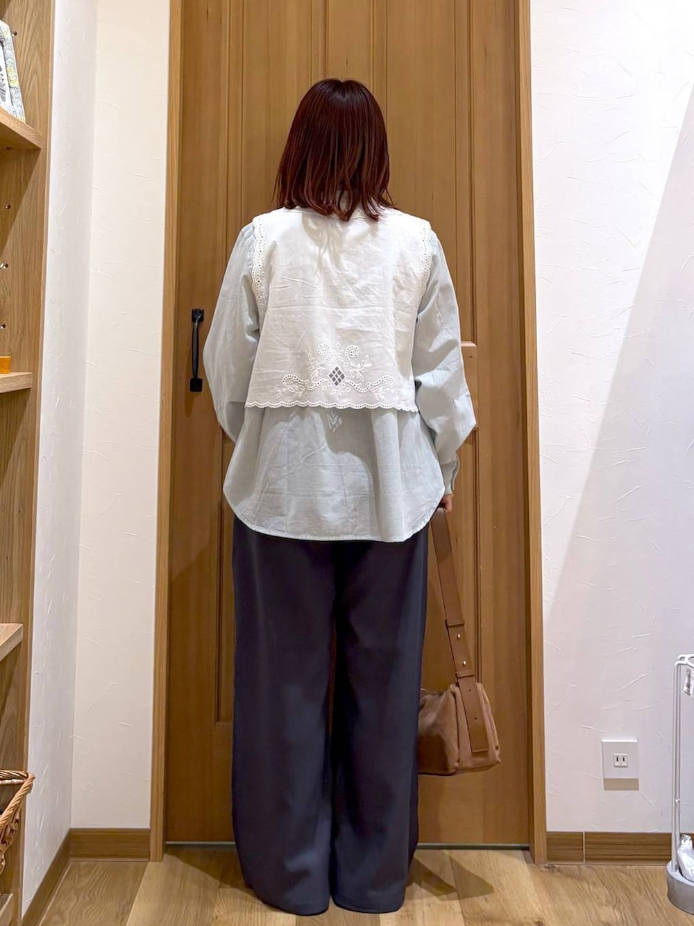 グレー系のその他パンツ、ブラック系のスリッポン、グリーン系のシャツ/ブラウスを着用したレディースの冬コーディネートの3枚目の写真