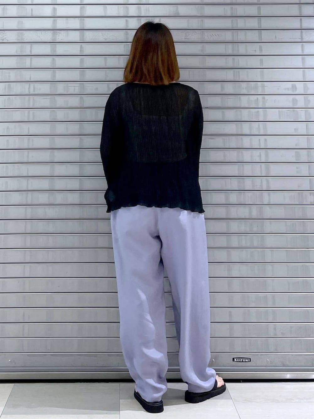 ブラック系のカーディガン/ボレロ、ブラック系のバックパック/リュック、ブラック系のシャツ/ブラウスを着用したレディースの春コーディネートの3枚目の写真