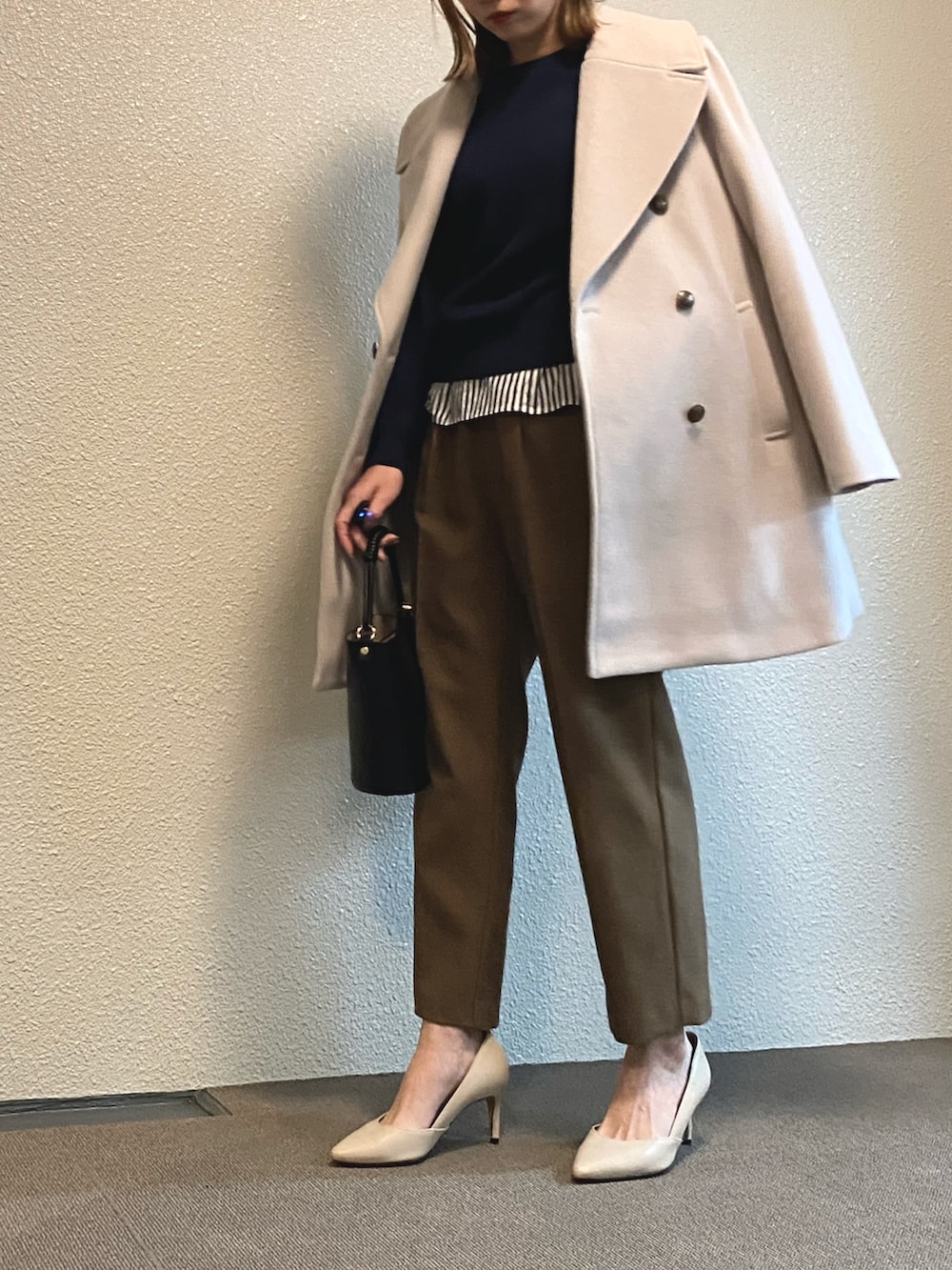 ブルー系のニット/セーター、その他のシャツ/ブラウス、ブラウン系のその他パンツを着用したレディースの冬コーディネートの2枚目の写真