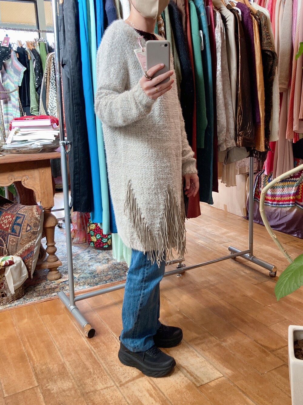 「秋ルック紹介するよ、秋服、カジュアル、ベロア、シースルー、レザー、デニム、スニーカー、古着、お買い物」｜「UNIQLOのアイテム（デニムパンツ、ブルー系）」を使った、s__o1203さん（レディース・155cm）の秋コーディネートの3枚目の写真
