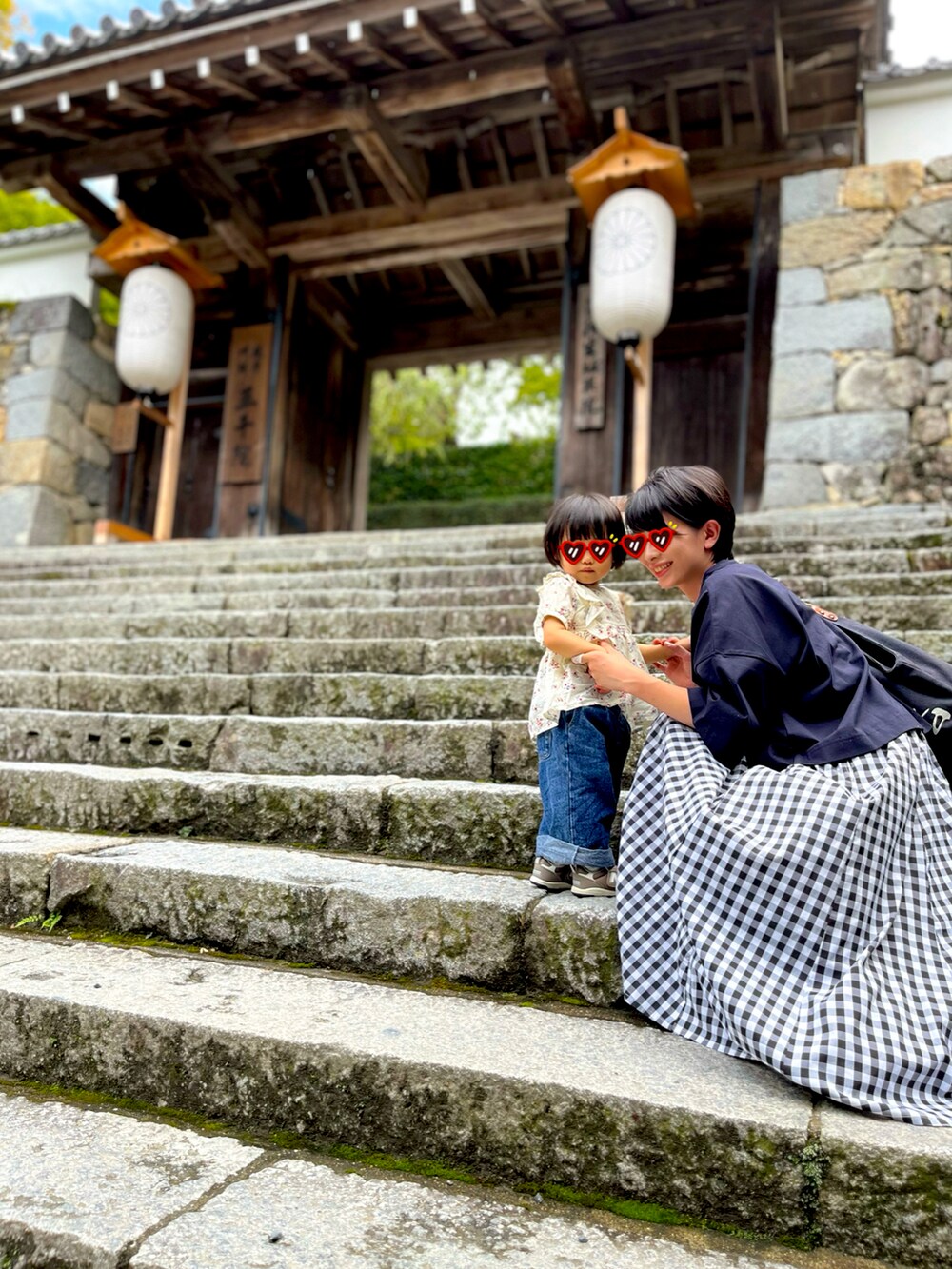 ホワイト系のシャツ/ブラウス、グレー系のスニーカー、ブルー系のデニムパンツを着用したキッズの秋コーディネートの2枚目の写真