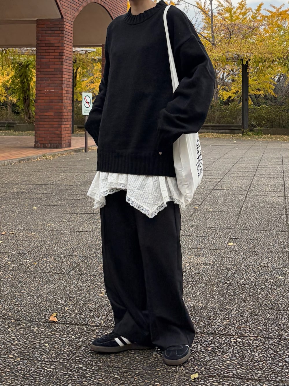 ブラック系のニット/セーターを着用したレディースの春コーディネートの2枚目の写真