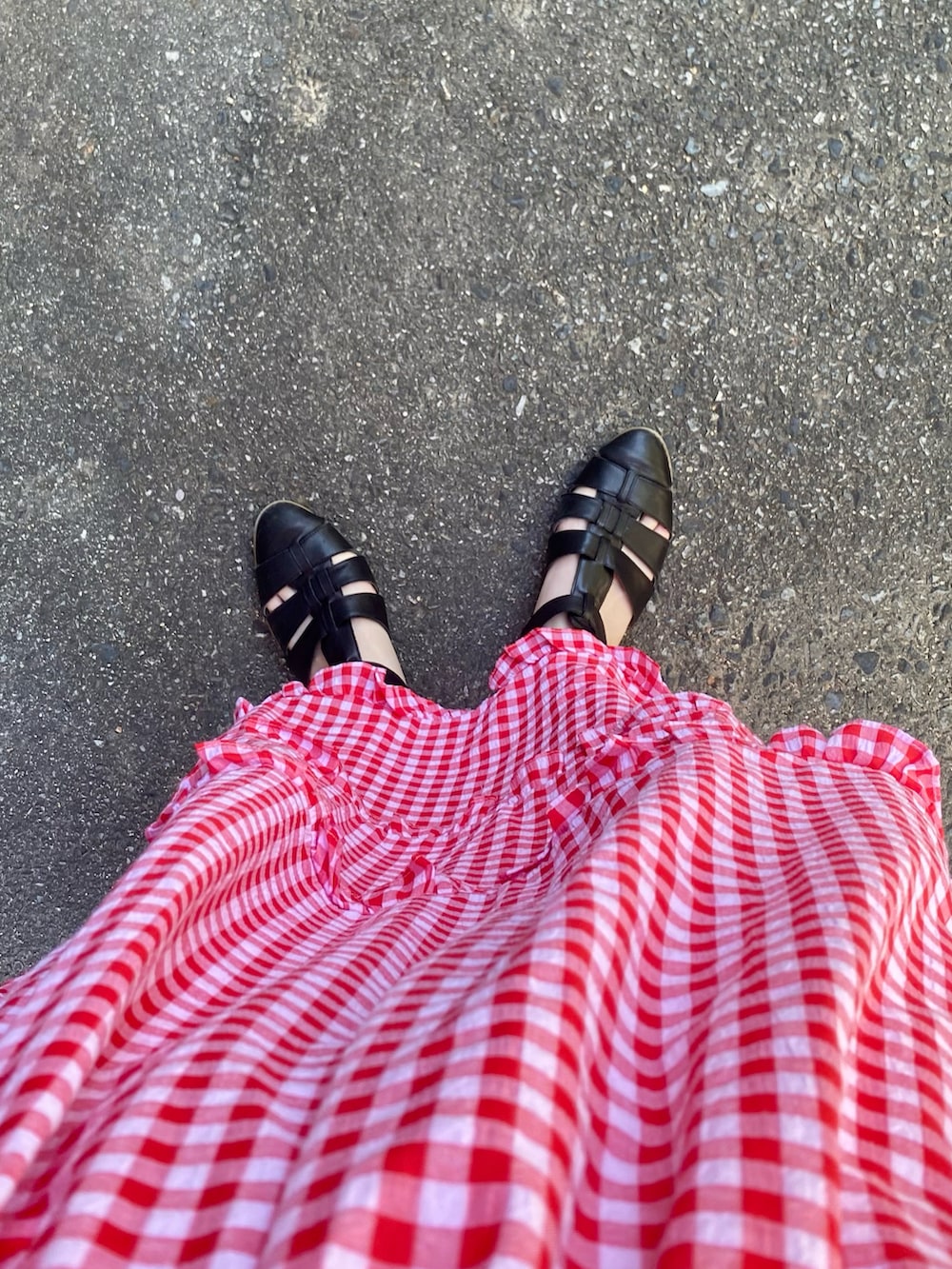 レッド系のワンピース、ホワイト系のショルダーバッグ、ブラック系のサンダルを着用したレディースの夏コーディネートの2枚目の写真