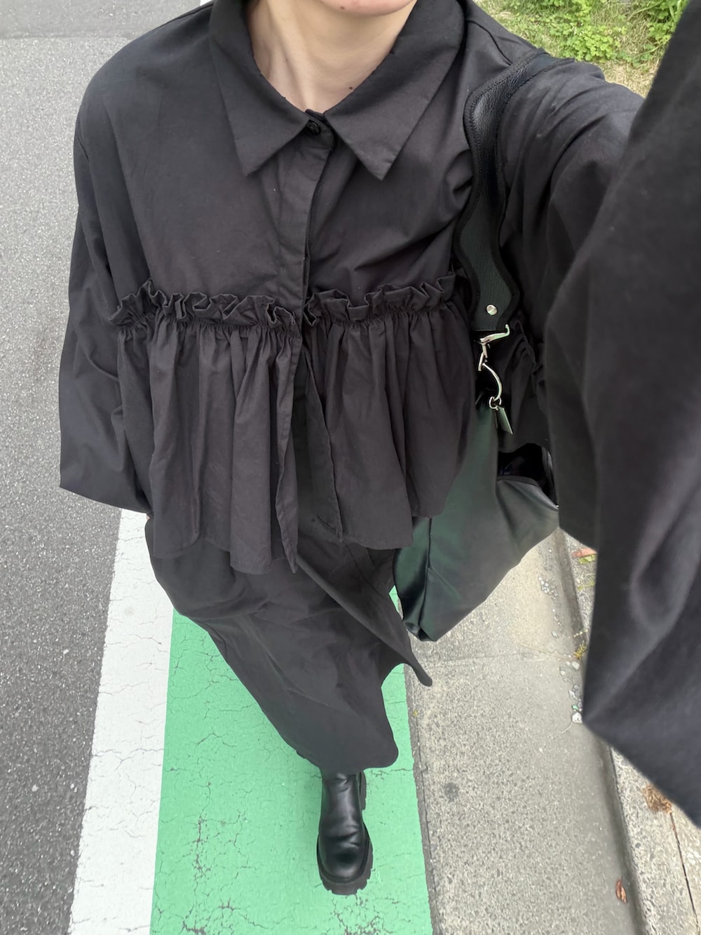 ブラック系のワンピースを着用したレディースの秋コーディネートの2枚目の写真