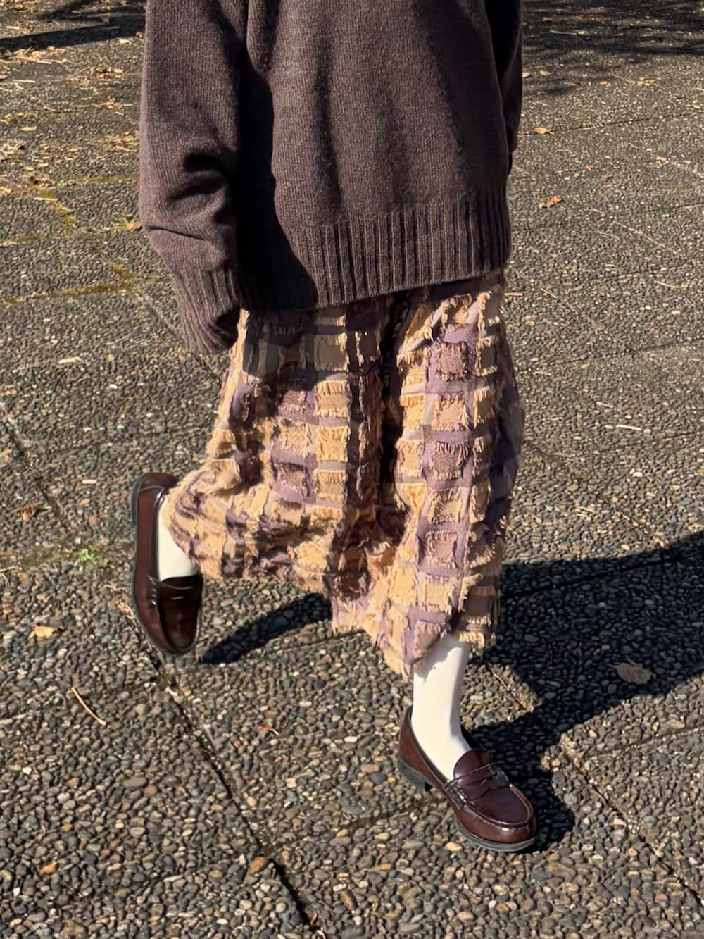 ブラウン系のローファー、ブラウン系のニット/セーターを着用したレディースの春コーディネートの3枚目の写真