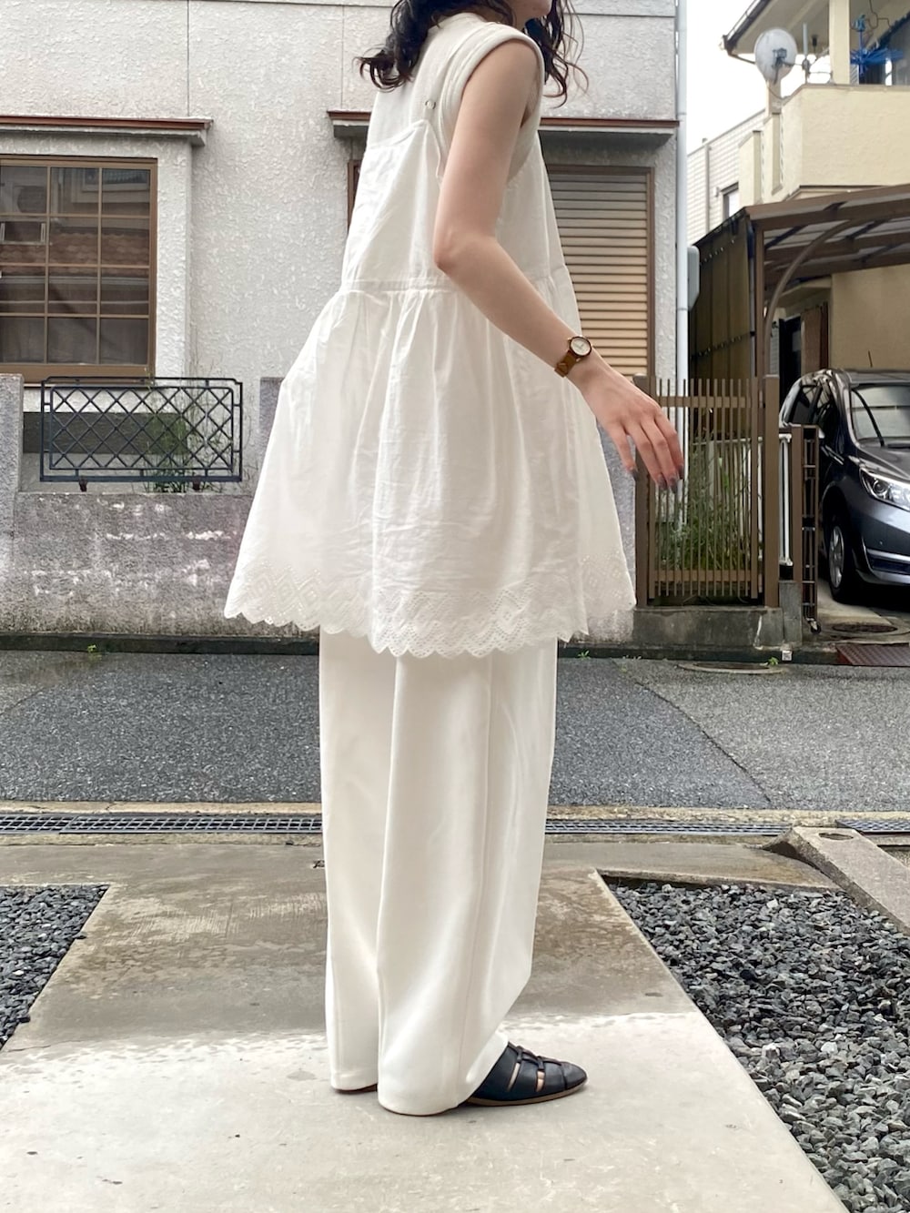 「休日スタイル、夏服、オールホワイト、ワントーン、ワントーンコーデ、大人ガーリー、モノトーンコーデ、骨格ナチュラル、ノースリーブ、mecre、サマンサ モスモス(Samansa Mos2)、KBF、パンツスタイル」｜「KBFのカットソースラックスパンツ（スラックス、ホワイト系）」を使った、ノアさん（骨格ナチュラル・レディース・157cm）の夏コーディネートの3枚目の写真