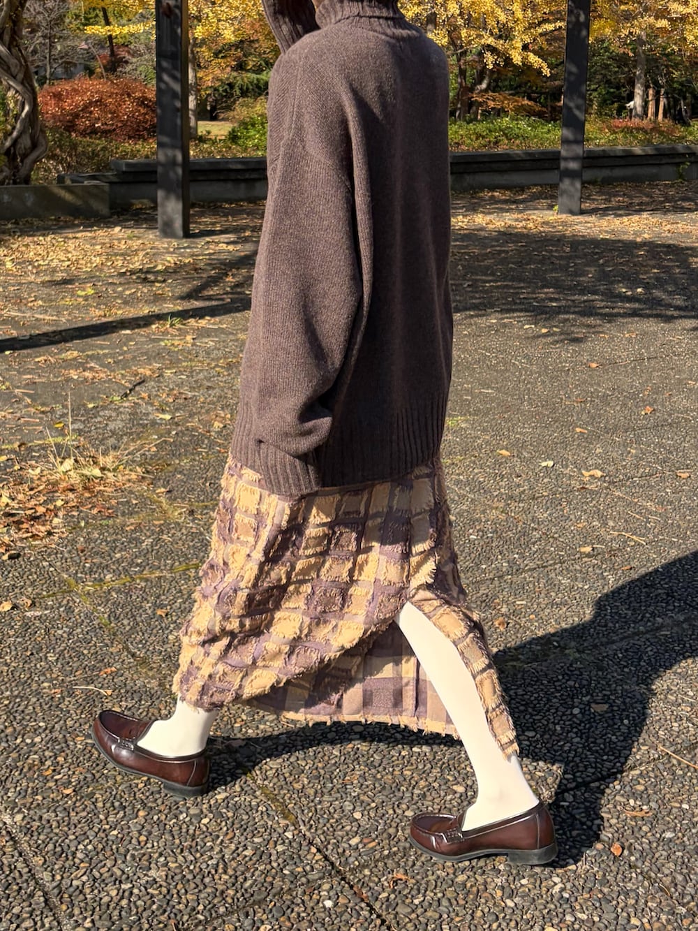 ブラウン系のローファー、ブラウン系のニット/セーターを着用したレディースの春コーディネートの2枚目の写真