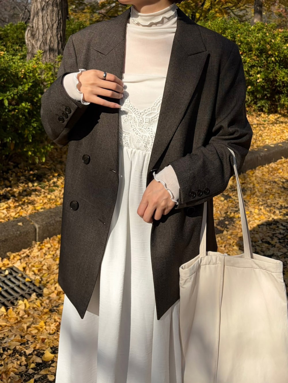 ブラウン系のローファー、ブラウン系のテーラードジャケットを着用したレディースの春コーディネートの3枚目の写真