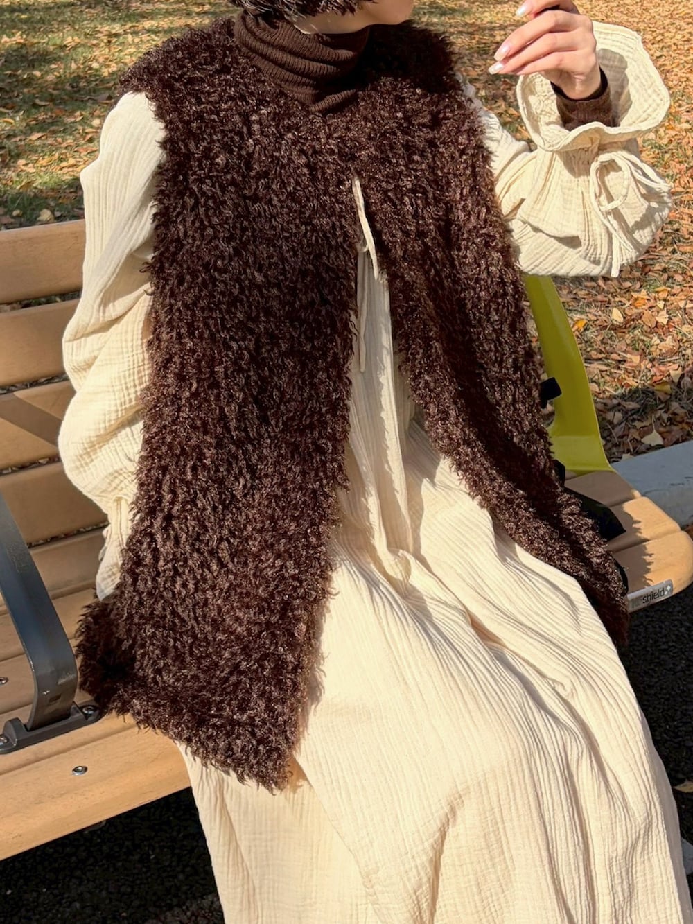 ベージュ系のワンピースを着用したレディースの春コーディネートの3枚目の写真