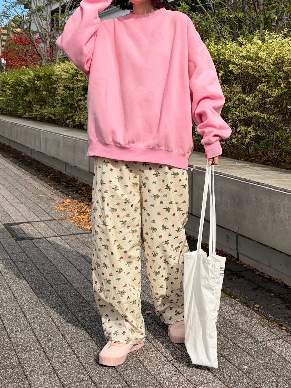 ホワイト系のその他パンツ、ピンク系のスニーカー、ピンク系のスウェットを着用したレディースの春コーディネートの2枚目の写真