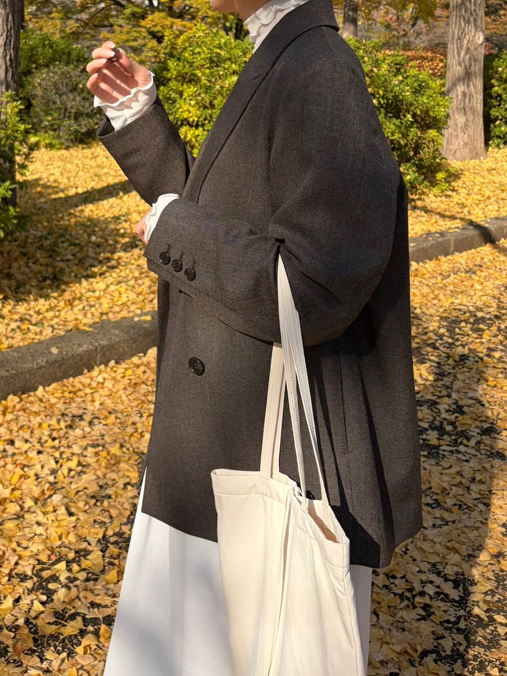 ブラウン系のローファー、ブラウン系のテーラードジャケットを着用したレディースの春コーディネートの4枚目の写真