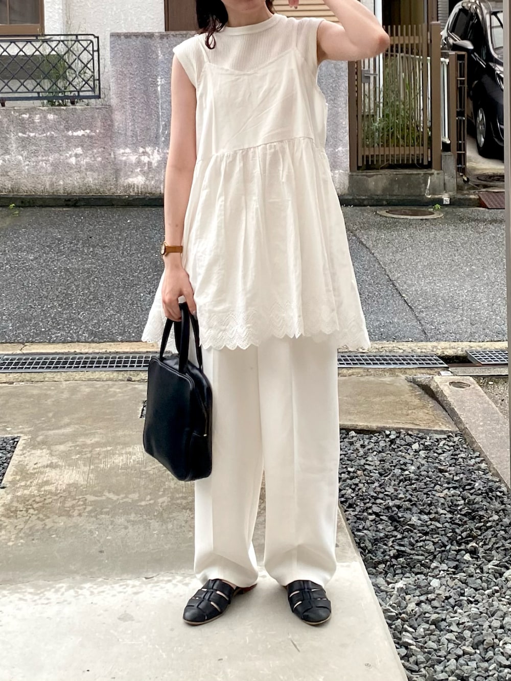 「休日スタイル、夏服、オールホワイト、ワントーン、ワントーンコーデ、大人ガーリー、モノトーンコーデ、骨格ナチュラル、ノースリーブ、mecre、サマンサ モスモス(Samansa Mos2)、KBF、パンツスタイル」｜「KBFのカットソースラックスパンツ（スラックス、ホワイト系）」を使った、ノアさん（骨格ナチュラル・レディース・157cm）の夏コーディネートの2枚目の写真