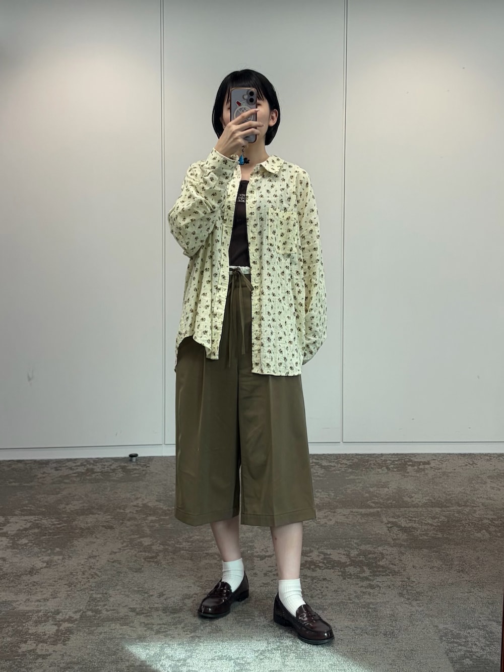 ブラウン系のローファー、ベージュ系のシャツ/ブラウス、ベージュ系のパンツを着用したレディースの秋コーディネートの2枚目の写真
