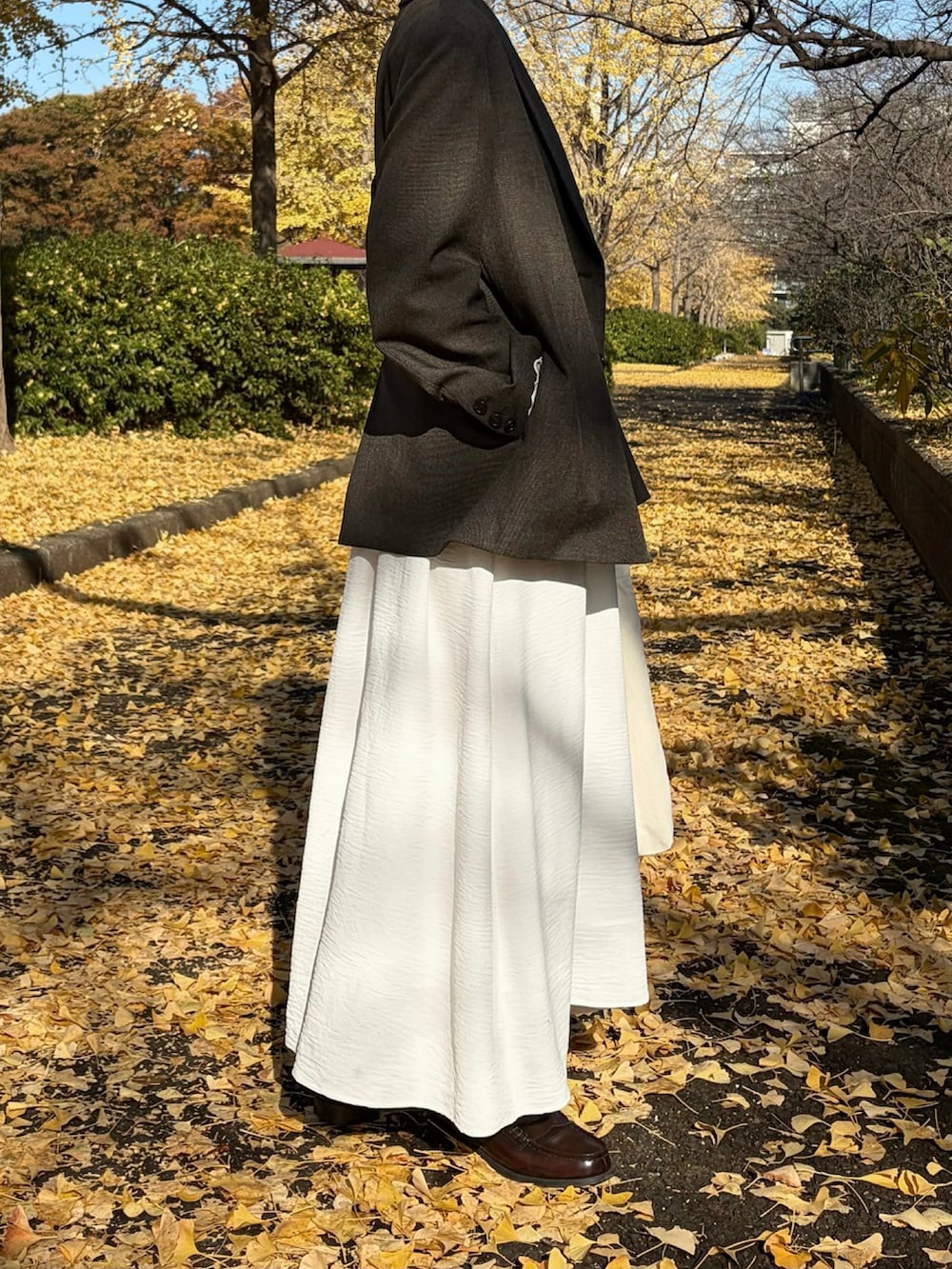 ブラウン系のローファー、ブラウン系のテーラードジャケットを着用したレディースの春コーディネートの2枚目の写真