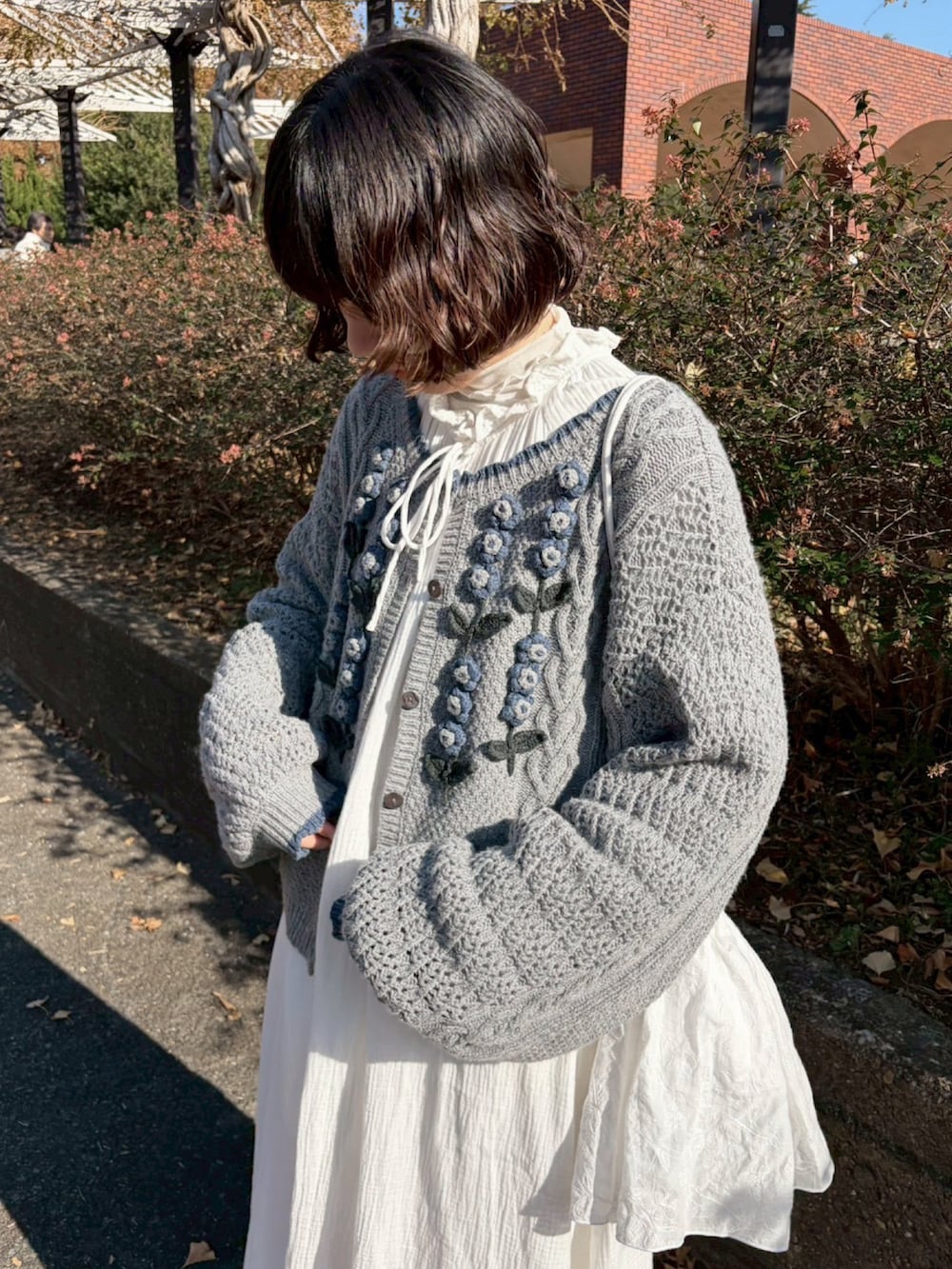 ホワイト系のワンピース、その他のバレエシューズを着用したレディースの春コーディネートの2枚目の写真