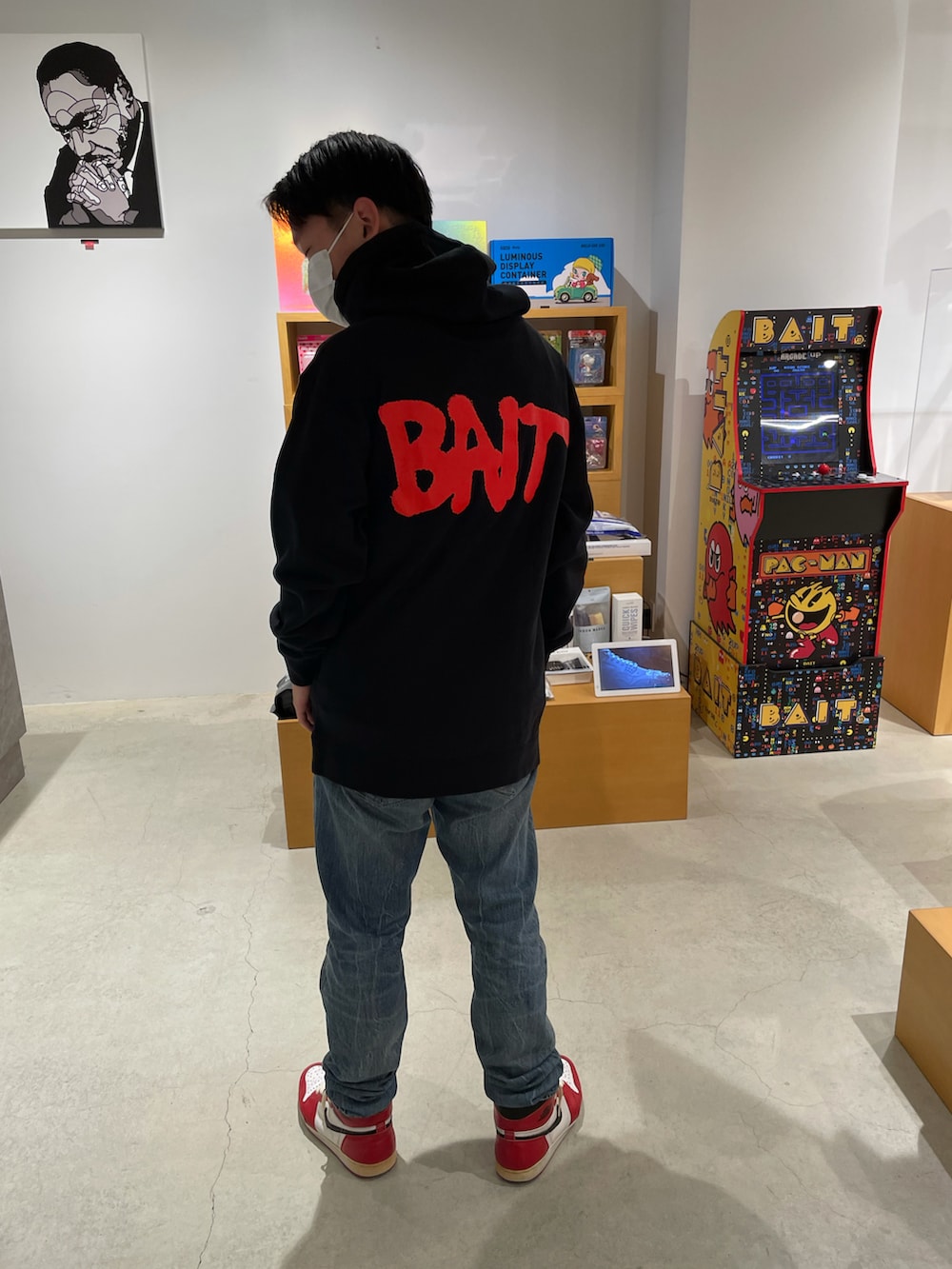 ブラック系のパーカーを着用したメンズの春コーディネートの2枚目の写真