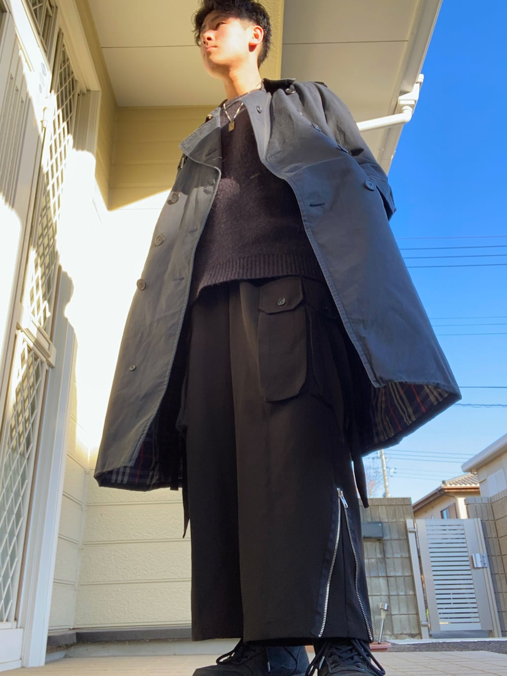 ブラック系のカーゴパンツ、ブラック系のスニーカー、ブラック系のニット/セーターを着用したメンズの冬コーディネートの2枚目の写真