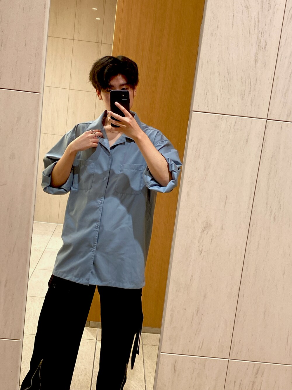 ブルー系のシャツ/ブラウスを着用したメンズの春コーディネートの2枚目の写真