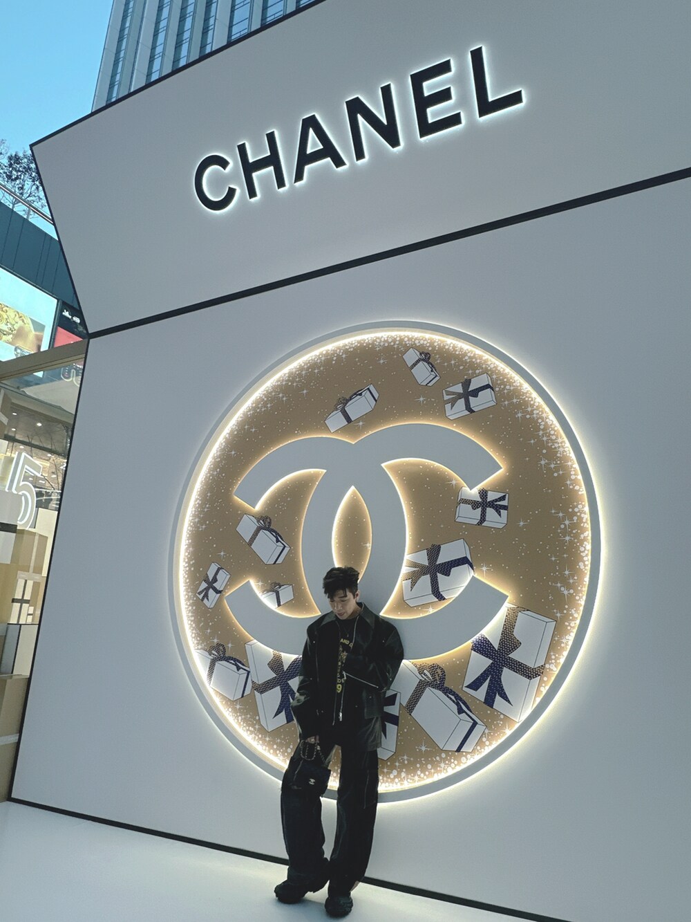 ブラック系のショルダーバッグ、ブラック系のスニーカー、グレー系のデニムパンツを着用したメンズの冬コーディネートの4枚目の写真