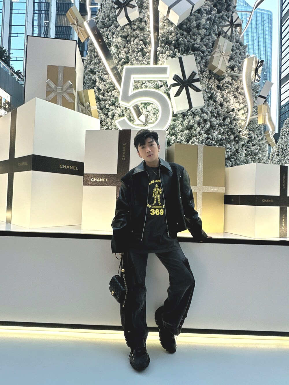 ブラック系のショルダーバッグ、ブラック系のスニーカー、グレー系のデニムパンツを着用したメンズの冬コーディネートの3枚目の写真