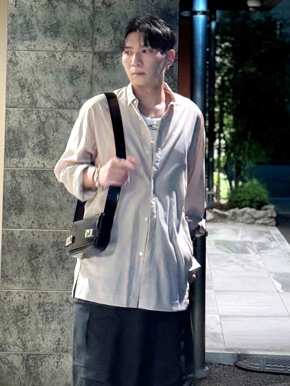 ピンク系のシャツ/ブラウス、ホワイト系のタンクトップ、ブラック系のショルダーバッグを着用したメンズの秋コーディネートの2枚目の写真