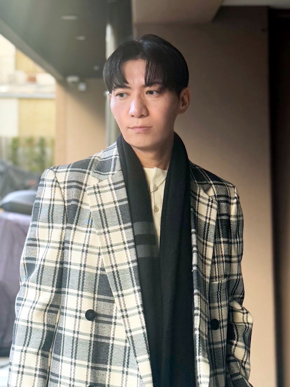 その他のテーラードジャケット、ホワイト系のニット/セーター、ブラック系のショルダーバッグを着用したメンズの冬コーディネートの2枚目の写真