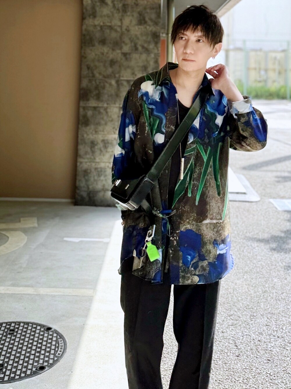 その他のシャツ/ブラウス、ブラック系のスラックス、ブラック系のタンクトップを着用したメンズの夏コーディネートの3枚目の写真