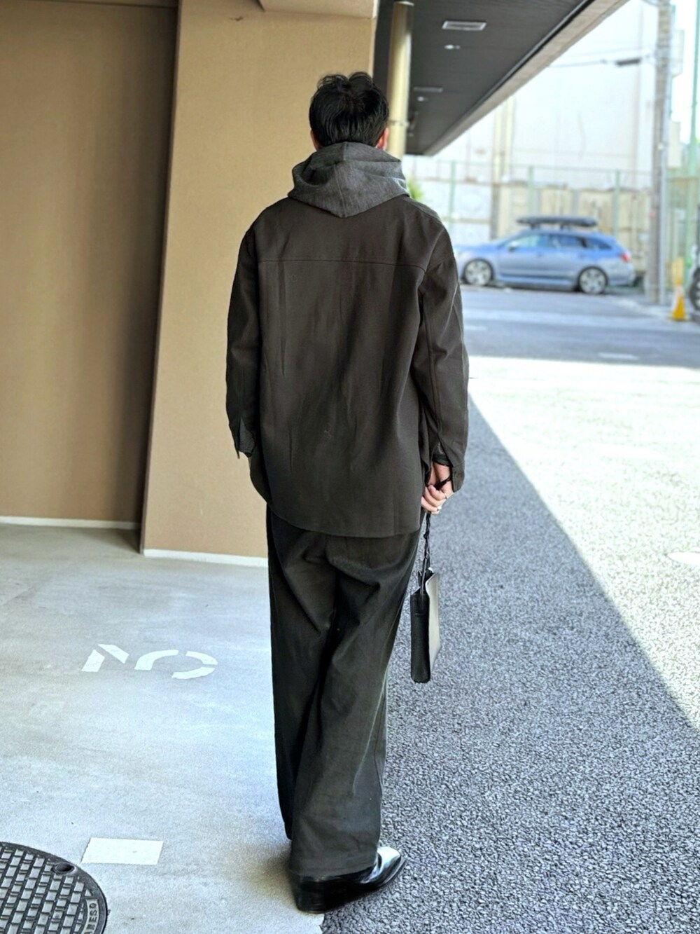 グリーン系のシャツ/ブラウス、グレー系のパーカー、グリーン系のジャケット/アウターを着用したメンズの冬コーディネートの3枚目の写真