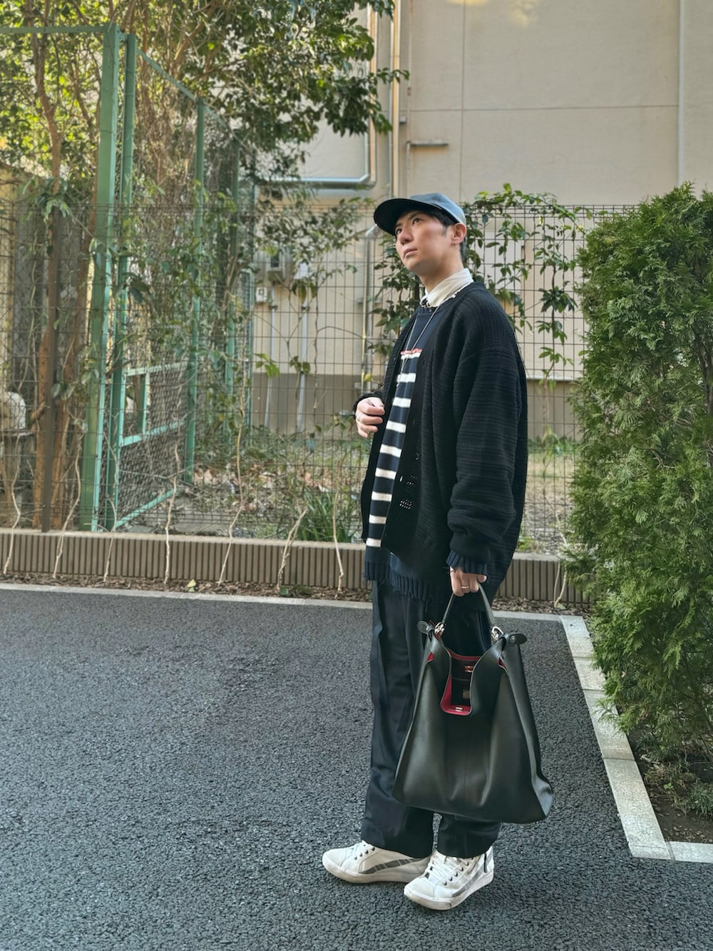 ホワイト系のシャツ/ブラウス、ブラック系のカーディガン/ボレロ、その他のニット/セーターを着用したメンズの春コーディネートの2枚目の写真