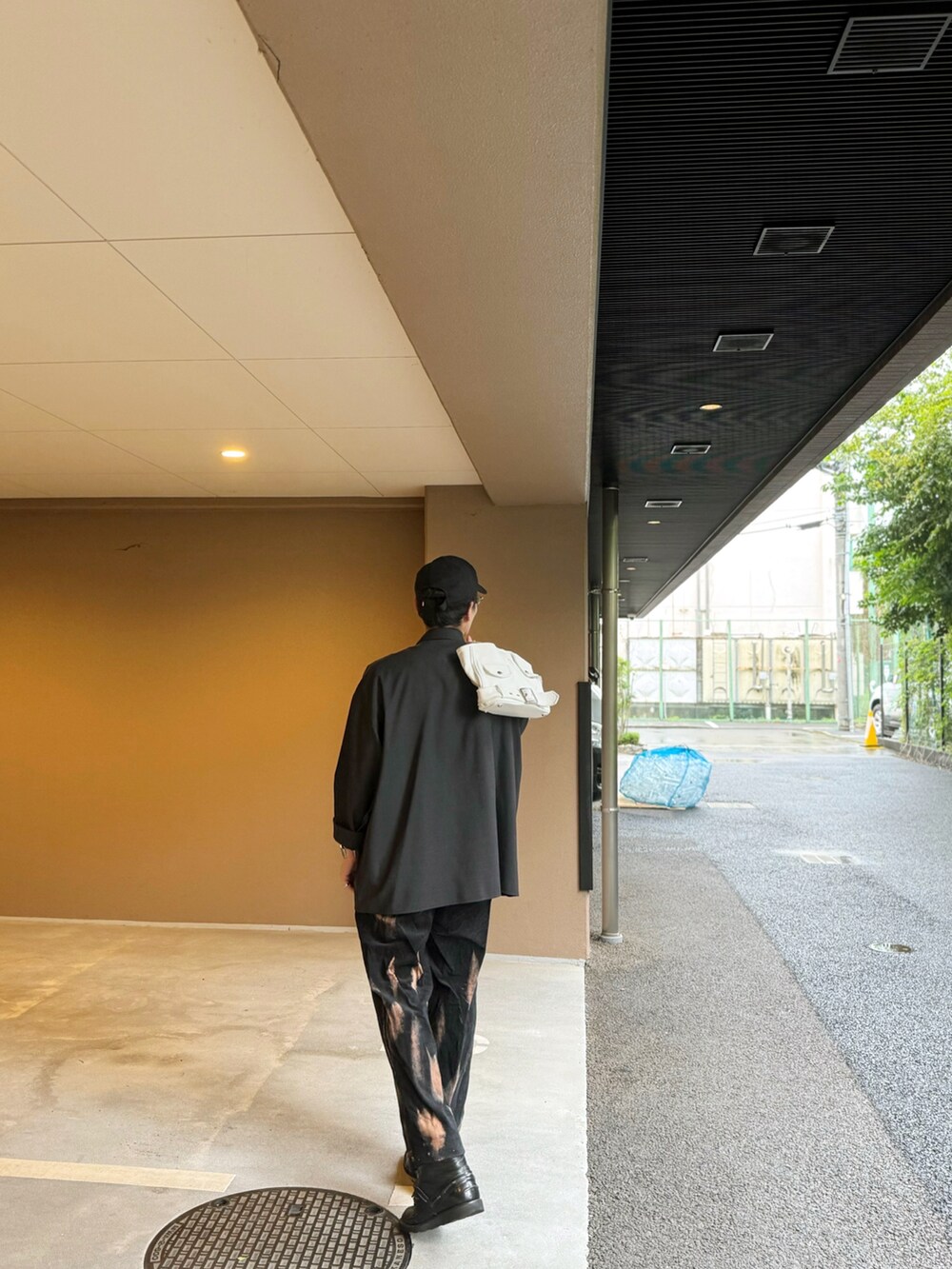 ブラック系のシャツ/ブラウス、ブラック系のハンドバッグ、その他のその他パンツを着用したメンズの秋コーディネートの2枚目の写真