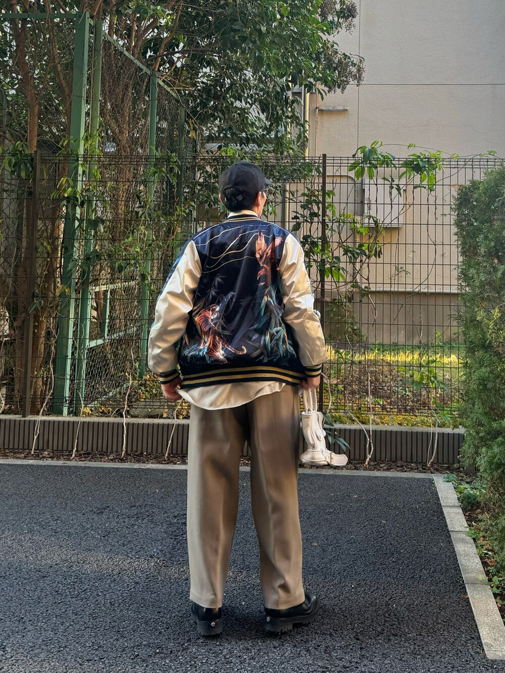 ブラック系のネクタイ、ホワイト系のシャツ/ブラウス、その他のスカジャンを着用したメンズの冬コーディネートの3枚目の写真