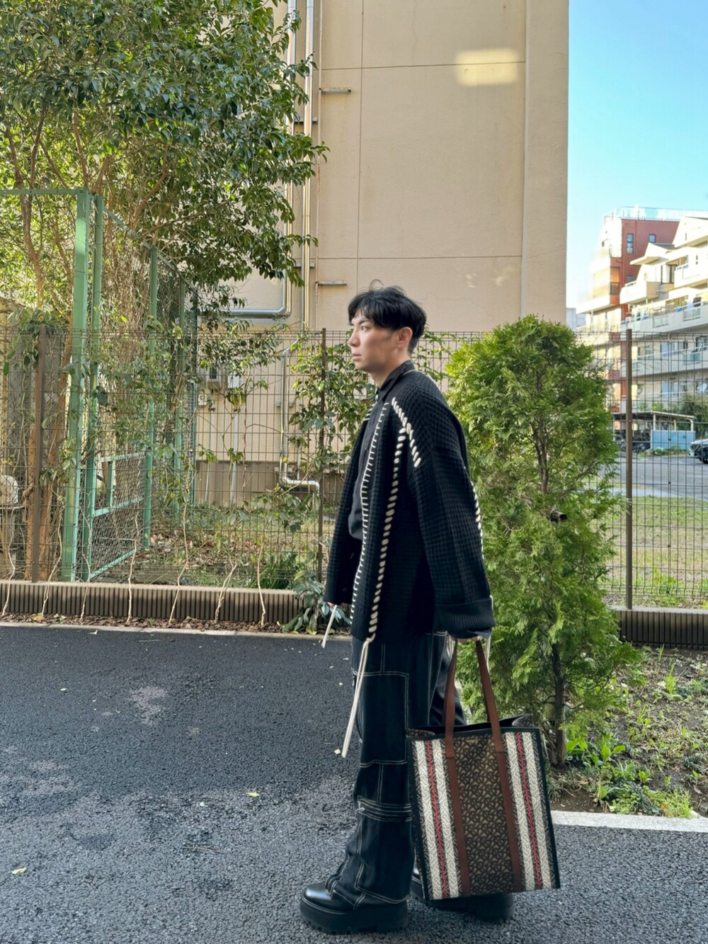 ブラック系のシャツ/ブラウス、ブラック系のカーディガン/ボレロ、ブラック系のその他パンツを着用したメンズの春コーディネートの2枚目の写真