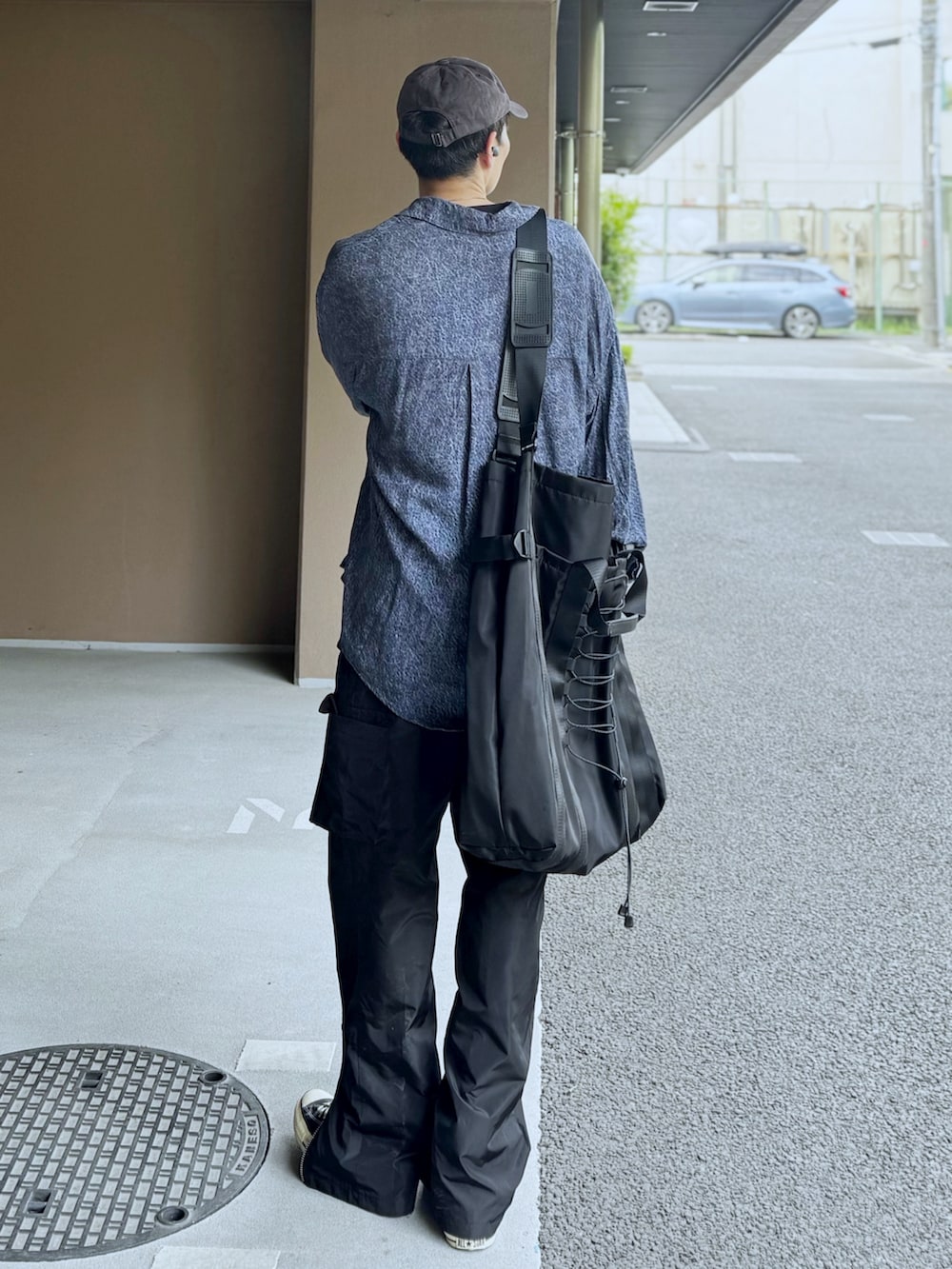 ブルー系のシャツ/ブラウス、ブラック系のTシャツ/カットソー、ブラック系のその他パンツを着用したメンズの春コーディネートの2枚目の写真