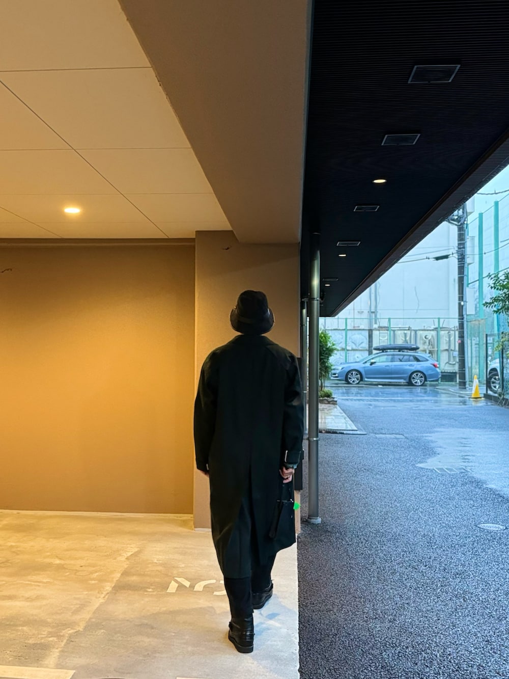 グリーン系のシャツ/ブラウス、グリーン系のニット/セーター、グリーン系のトレンチコートを着用したメンズの春コーディネートの3枚目の写真