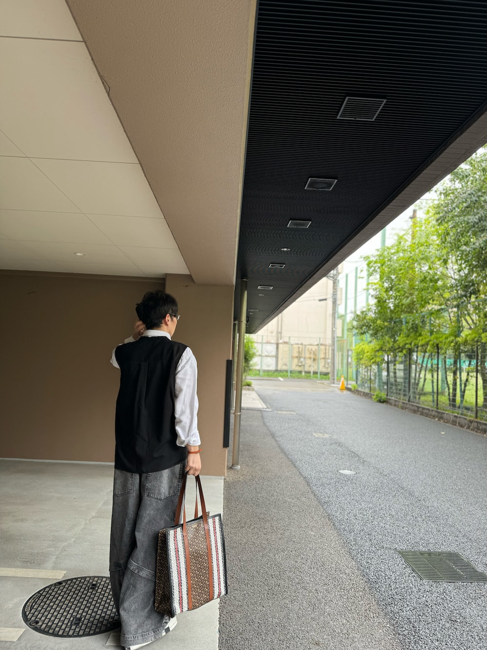 ホワイト系のシャツ/ブラウス、ブラック系のシャツ/ブラウス、ブラック系のデニムパンツを着用したメンズの春コーディネートの2枚目の写真