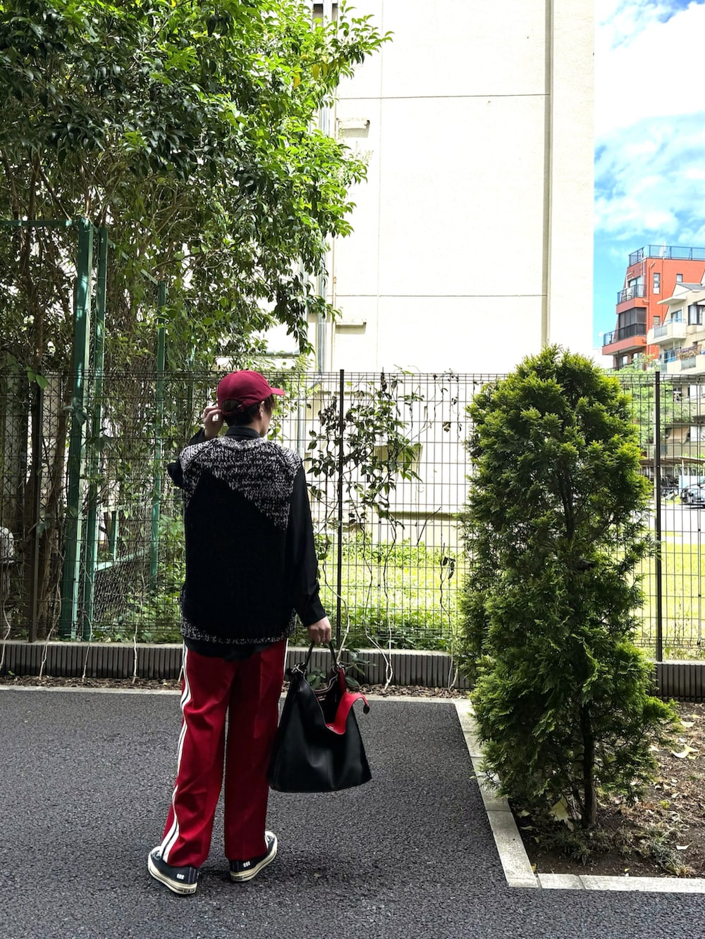 ブラック系のシャツ/ブラウス、ブラック系のベスト、グレー系のバッグを着用したメンズの春コーディネートの2枚目の写真