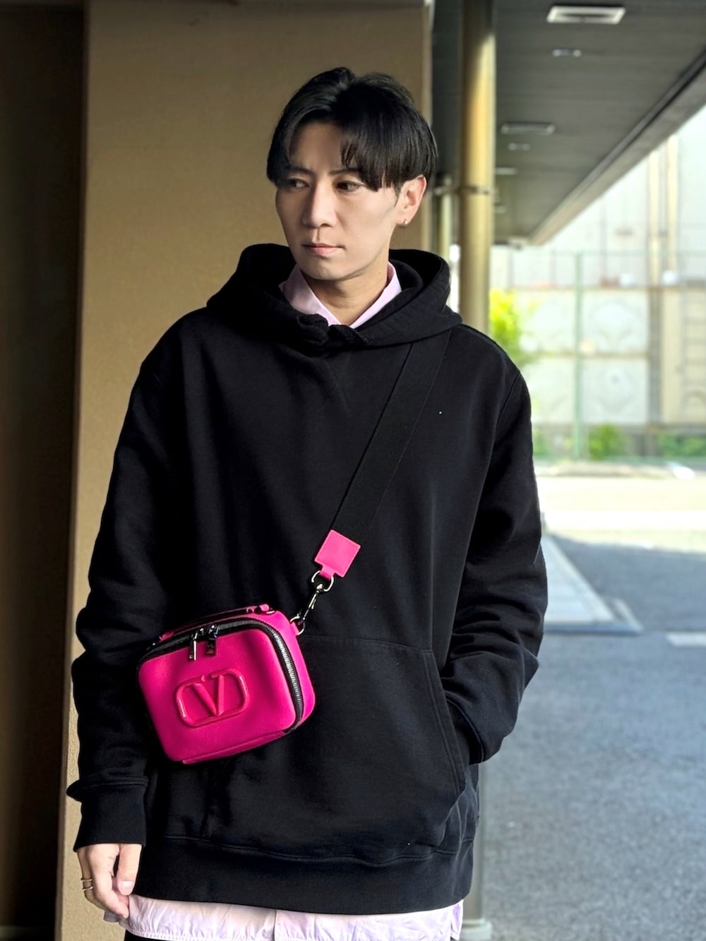 ピンク系のシャツ/ブラウス、ブラック系のパーカー、ピンク系のショルダーバッグを着用したメンズの冬コーディネートの3枚目の写真